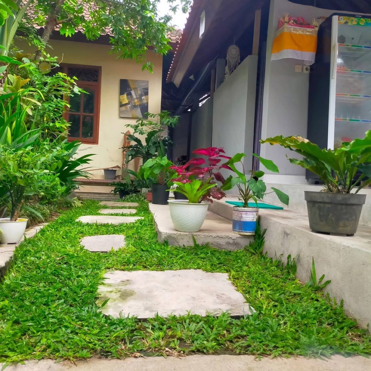 Green garden path leading to the massage studio in Pengosekan, Ubud